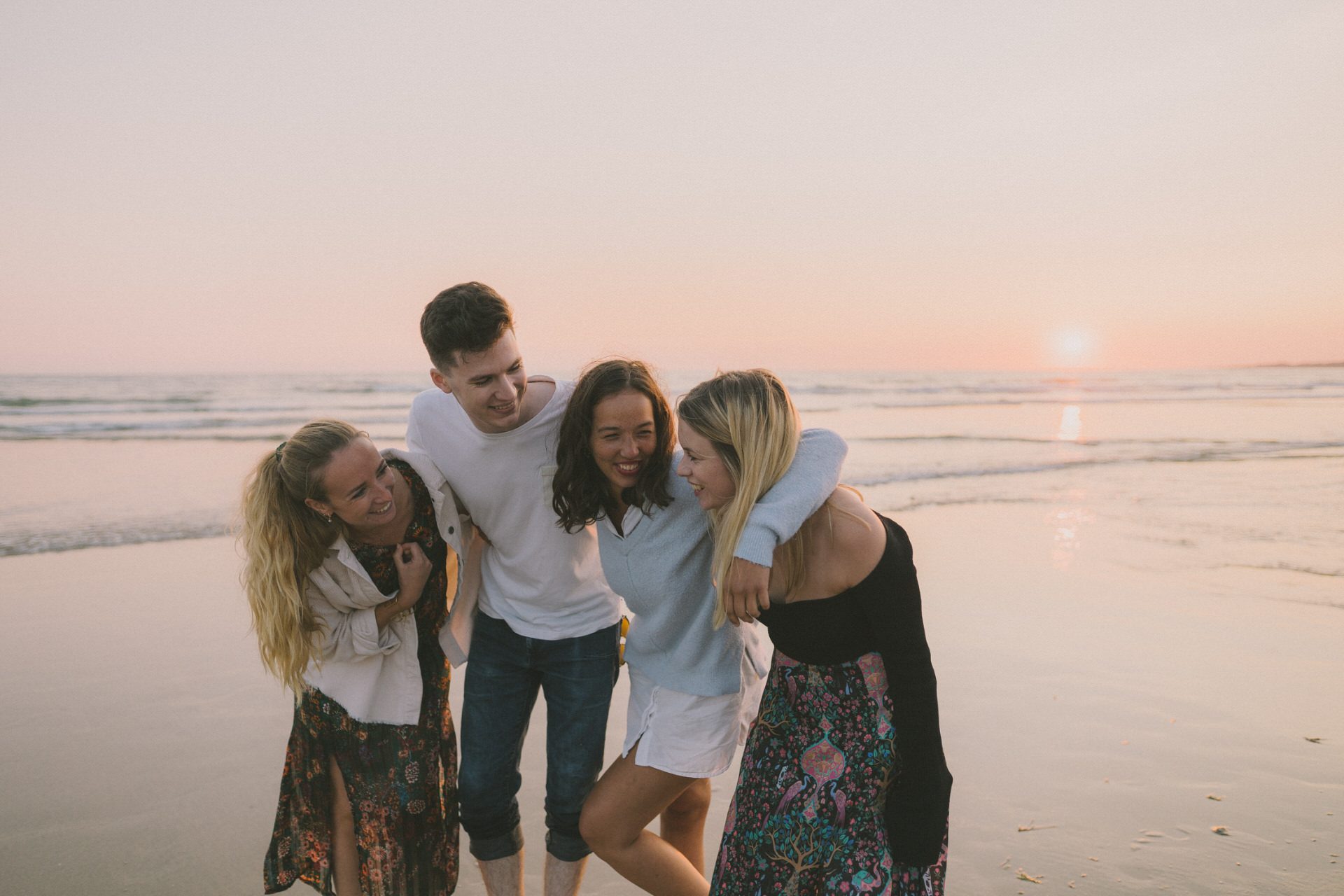 ©Louise Garin-LBST - Balade sur la plage entre amis au coucher de soleil 
